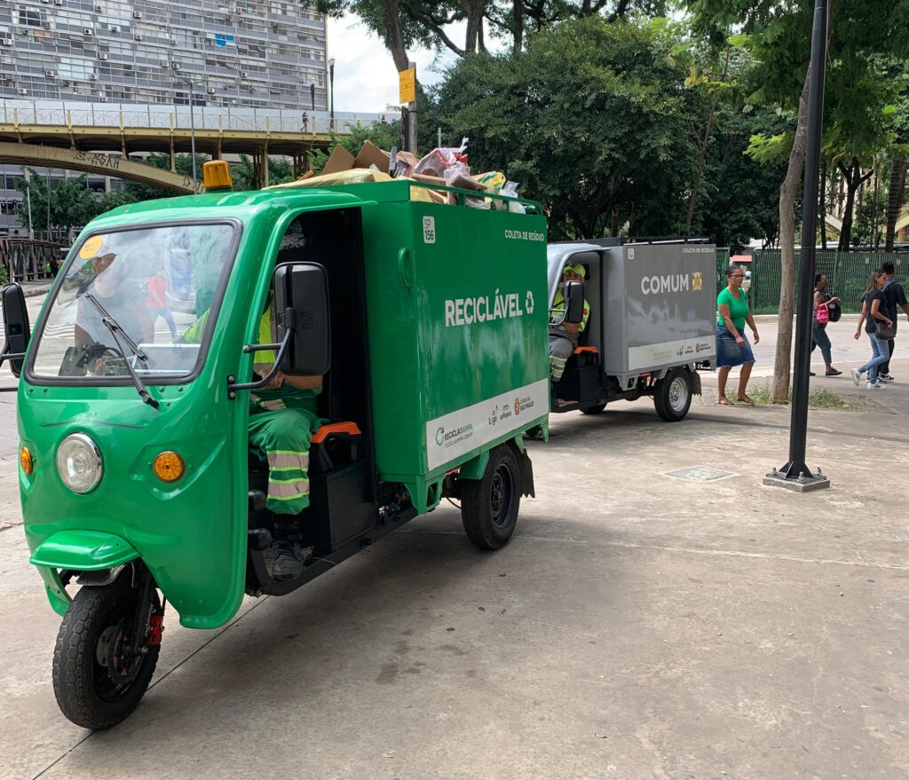 TRicilcos verde e cinza no centro