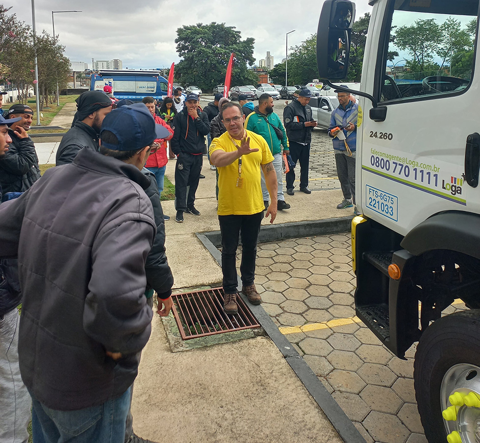 Técnico de Segurança Loga orientando grupo de motociclistas