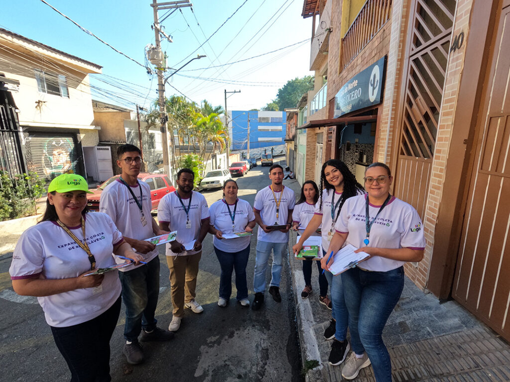 Equipe de educação ambiental no Porta a Porta da Casa Verde