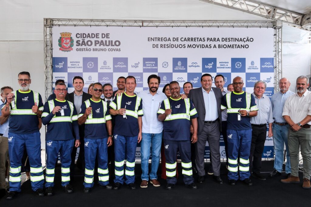 Prefeito posa para foto com os carreteiros no evento