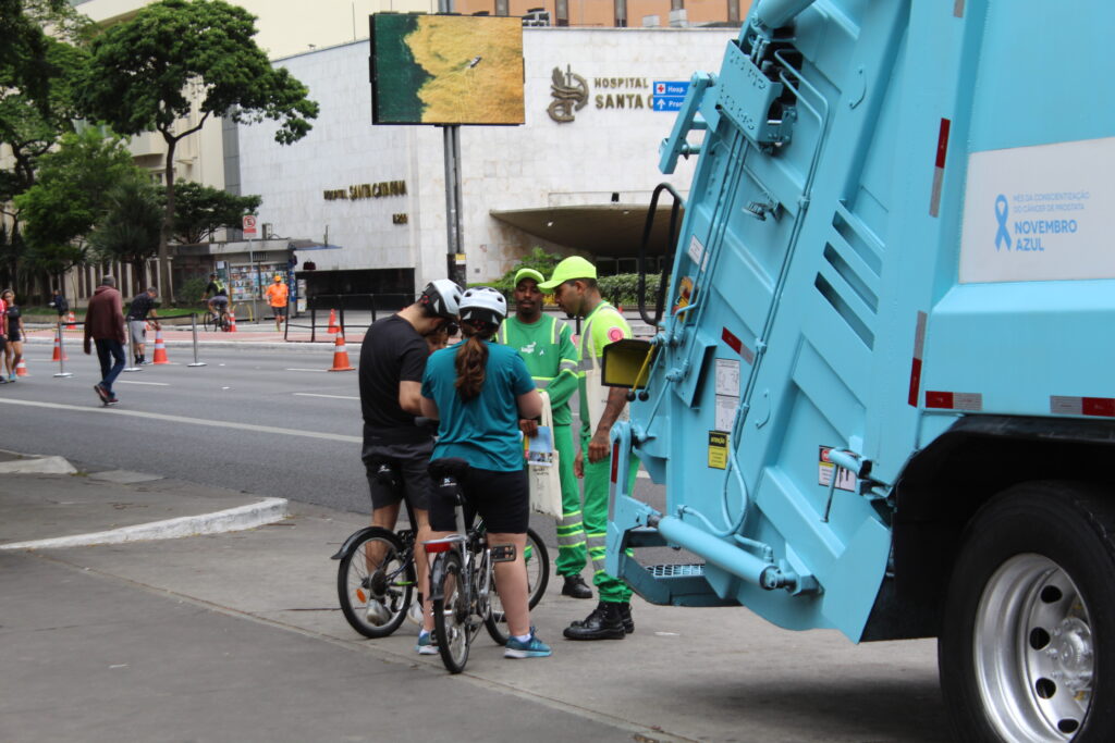 Coletores orientam moradores na Paulista