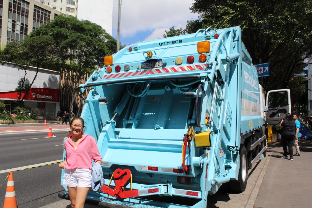 Munícipe pousa para foto com o caminhão azul