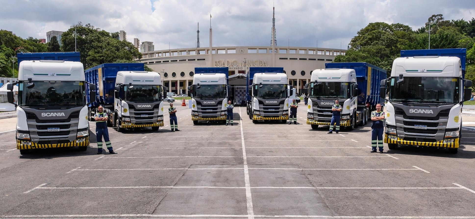 carretas e motoristas posicionados